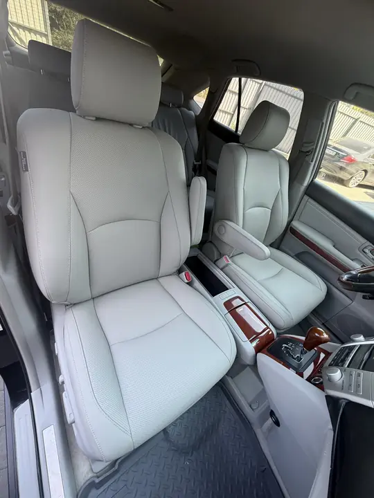 Салон Lexus RX в светло-серой коже